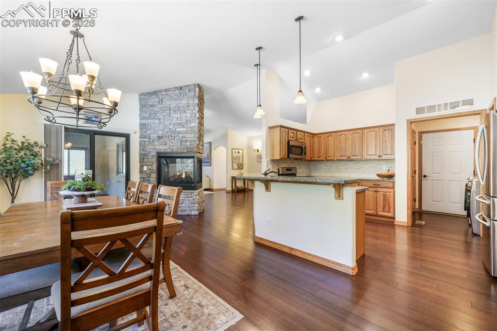 Image 12 of 50: Dining Area