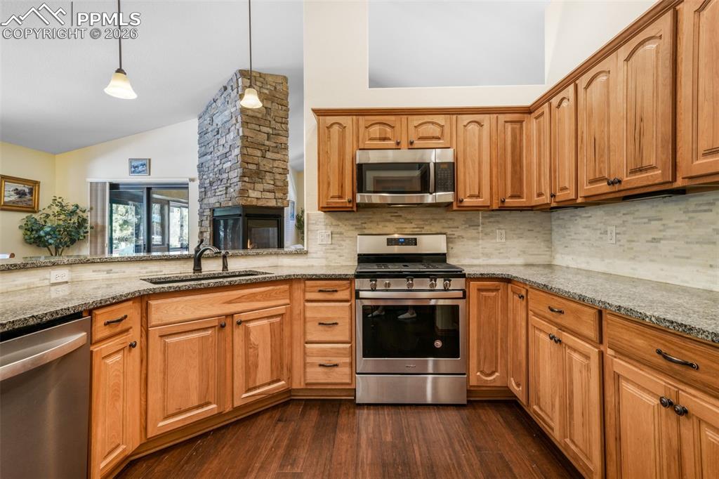 Image 13 of 50: Dining Area