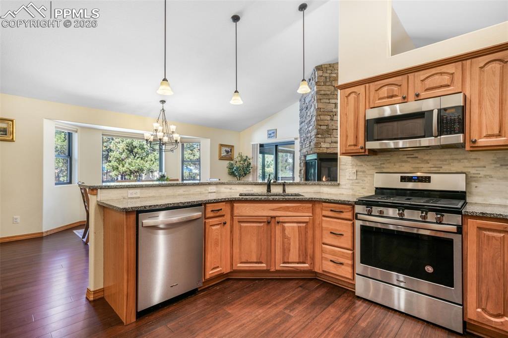 Image 14 of 50: Dining Area