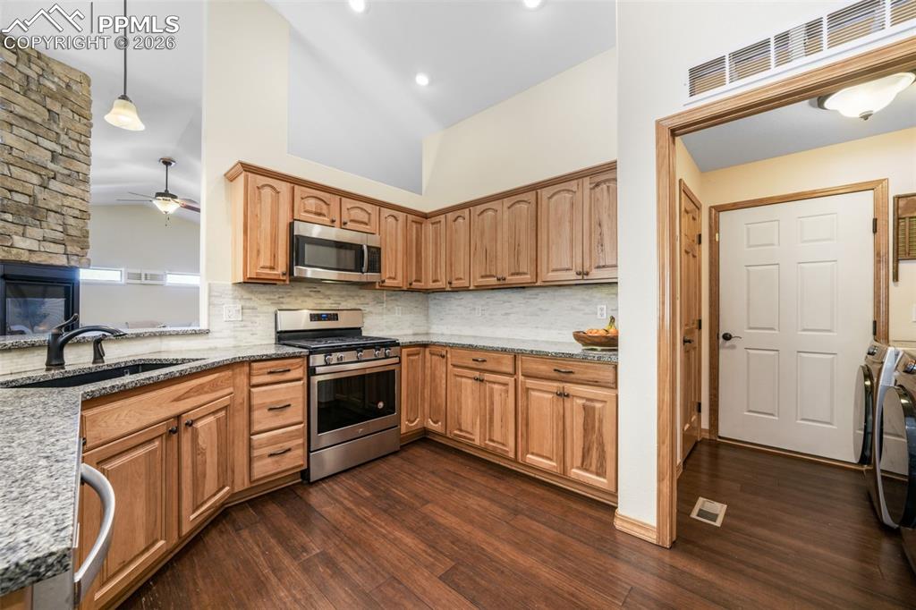 Image 16 of 50: Kitchen