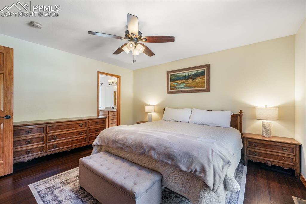 Image 21 of 50: Deck