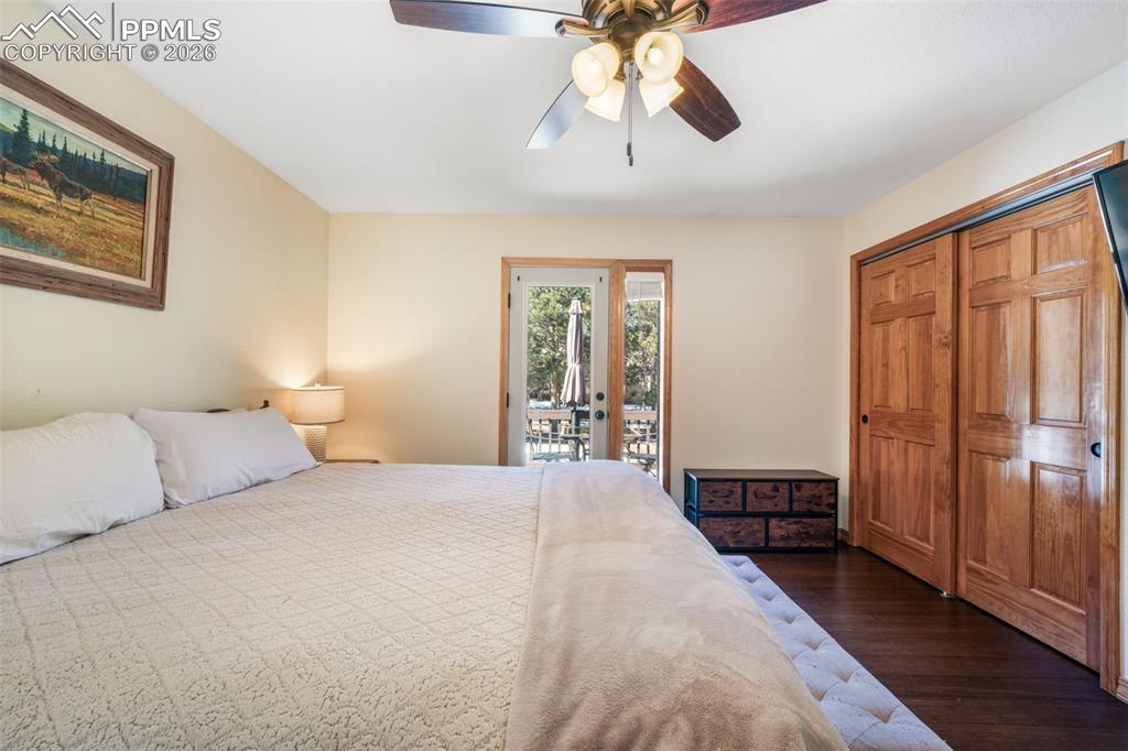 Image 23 of 50: Bedroom