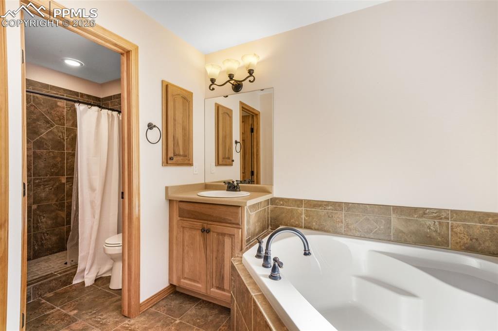 Image 26 of 50: Bedroom