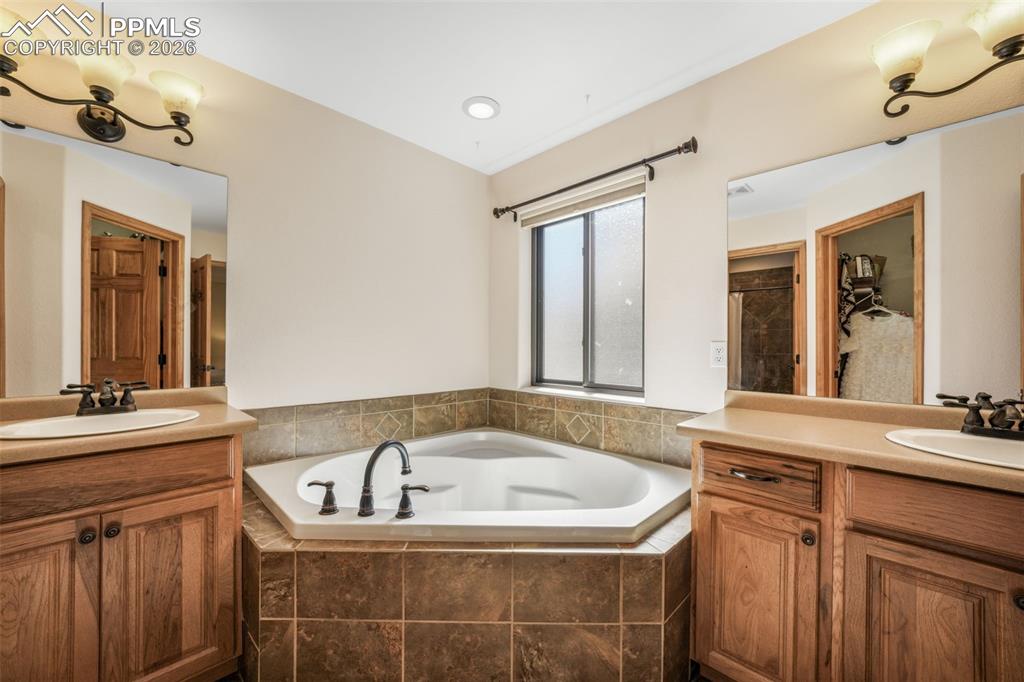 Image 27 of 50: Deck