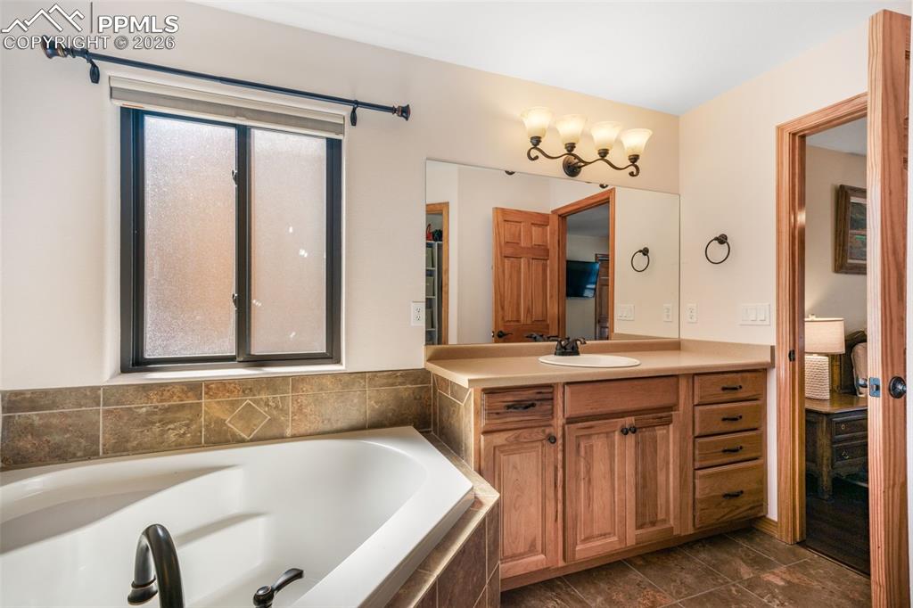 Image 28 of 50: Bathroom