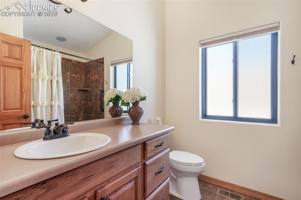 Image 31 of 50: Bathroom