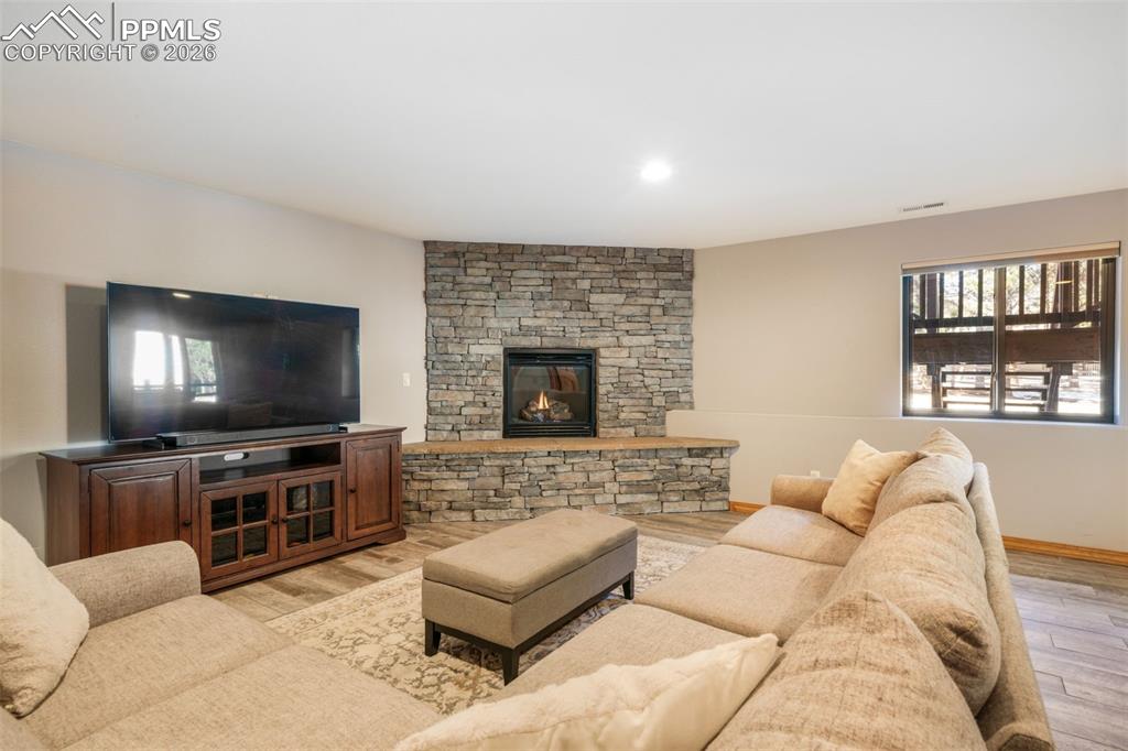 Image 39 of 50: Living Room