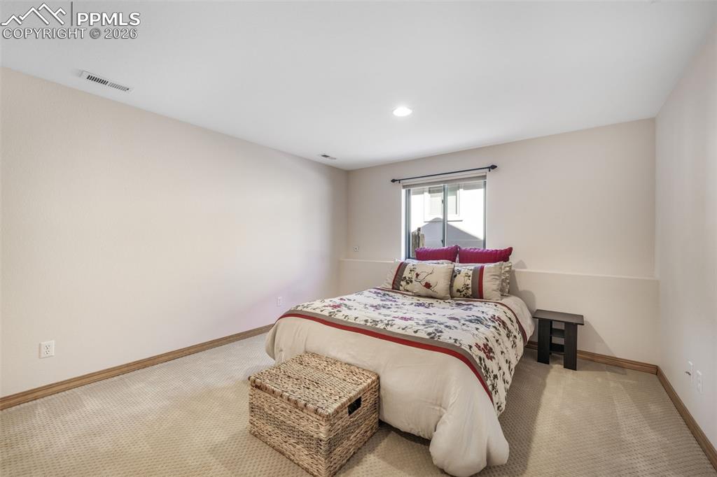 Image 40 of 50: Living Room