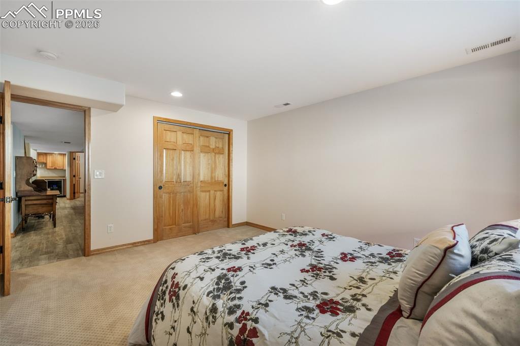 Image 42 of 50: Living Room