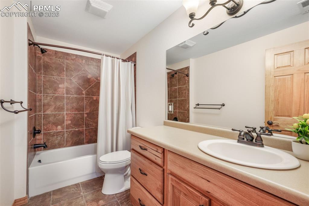 Image 43 of 50: Bedroom