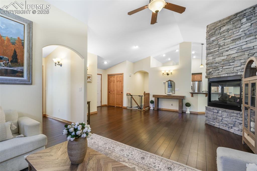 Image 6 of 50: Living Room