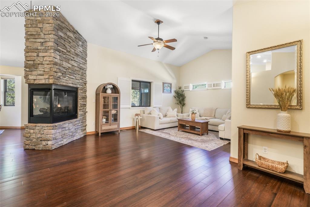 Image 8 of 50: Living Room