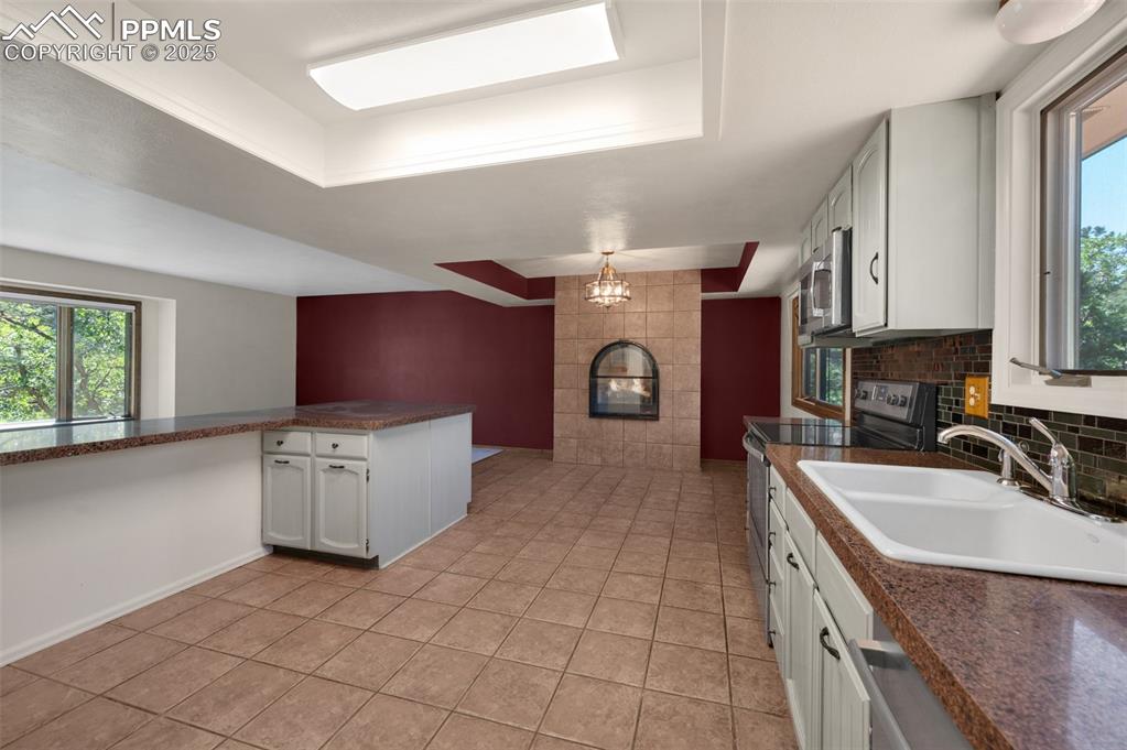 Image 21 of 47: breakfast bar area