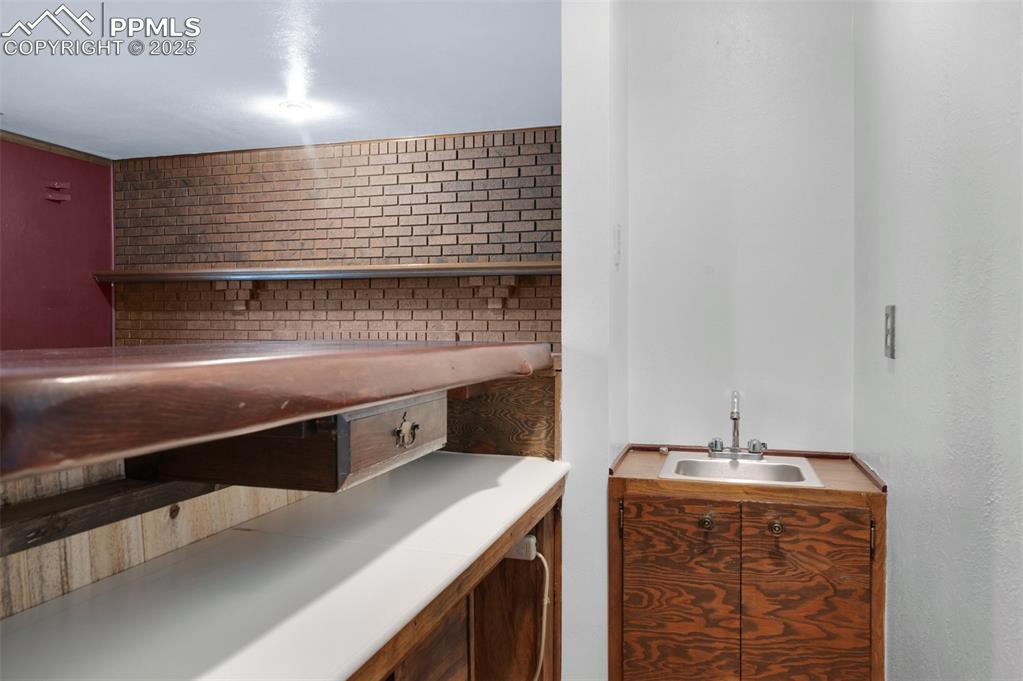 Image 27 of 47: wet bar area