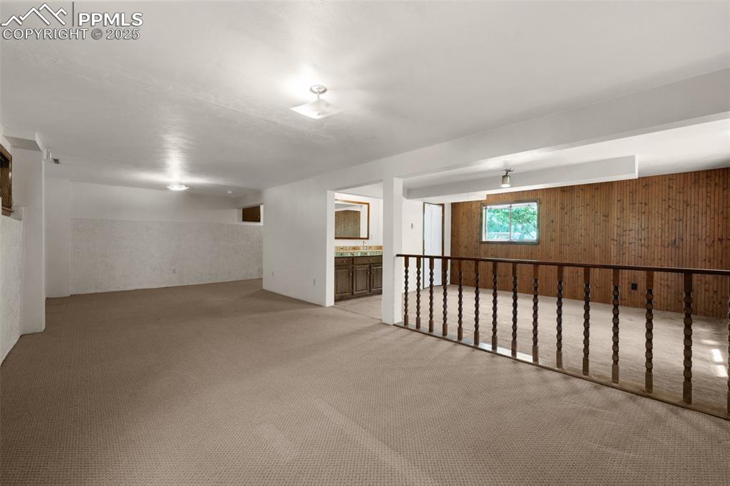 Image 40 of 47: with wet bar