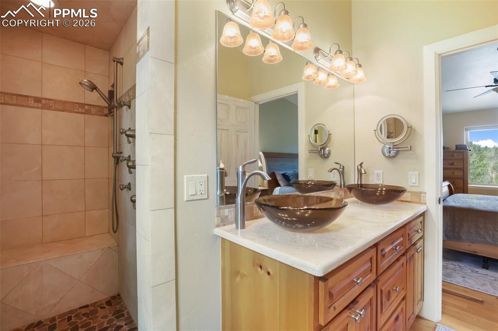 Image 16 of 50: Bathroom