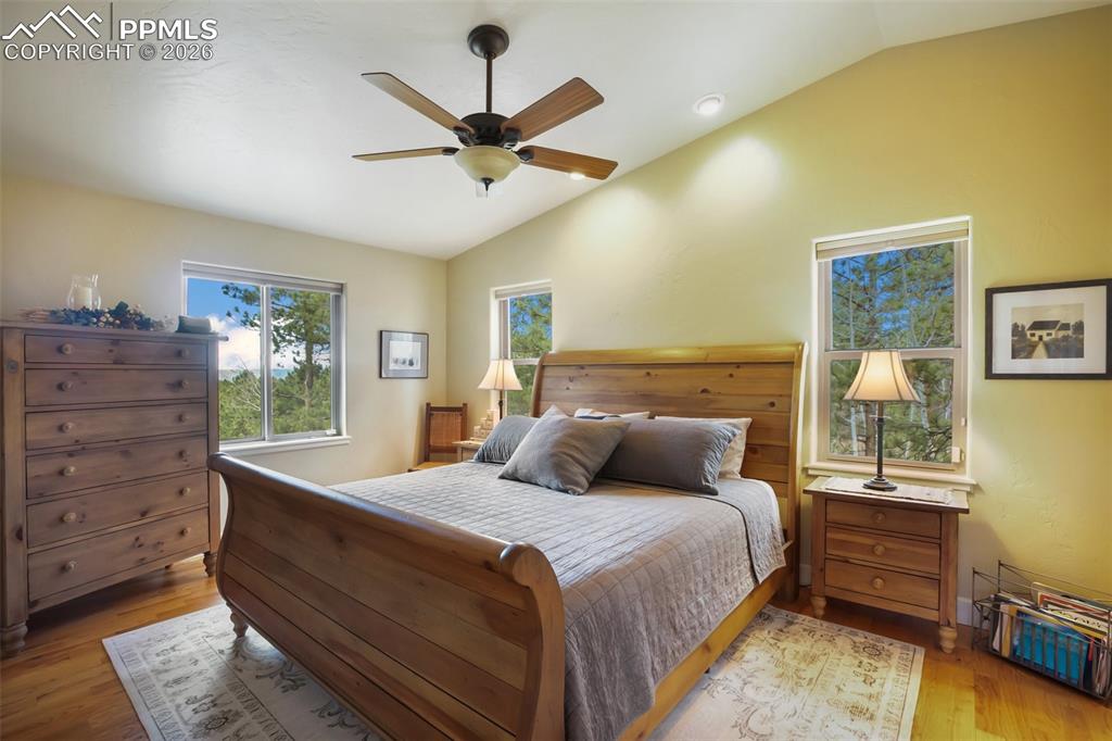 Image 17 of 50: Bedroom