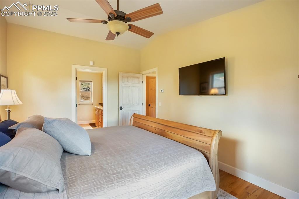 Image 19 of 50: Bedroom