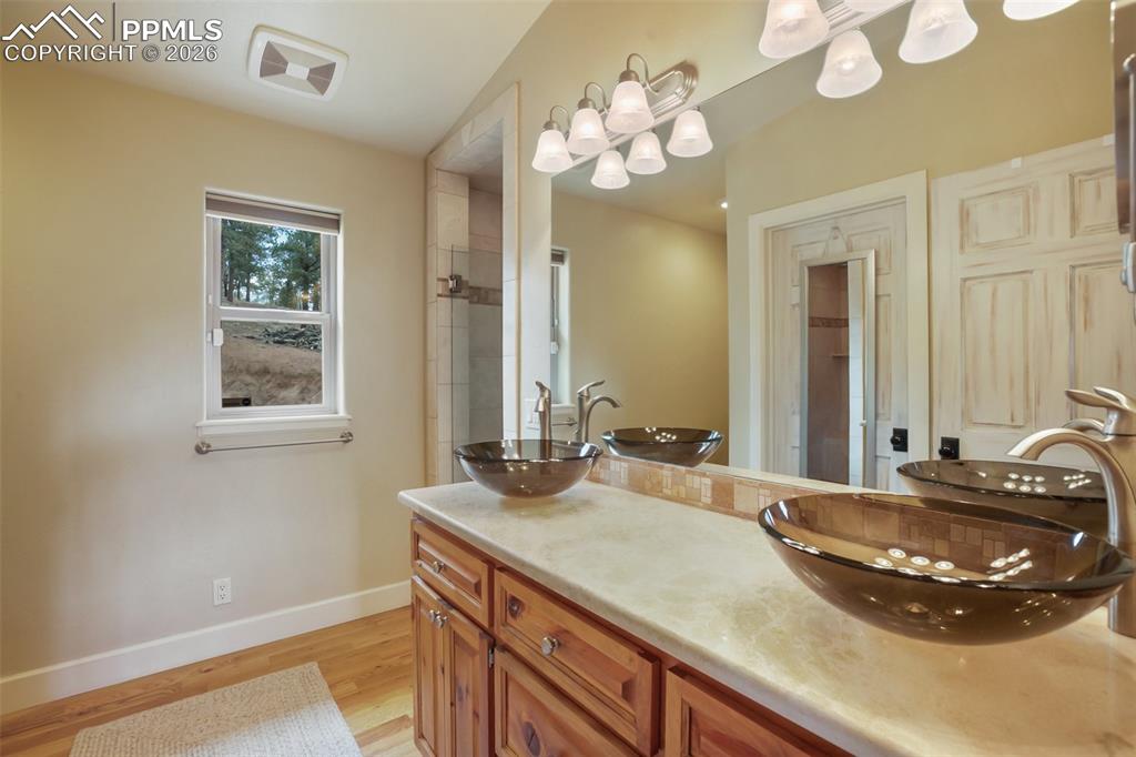 Image 22 of 50: Bathroom