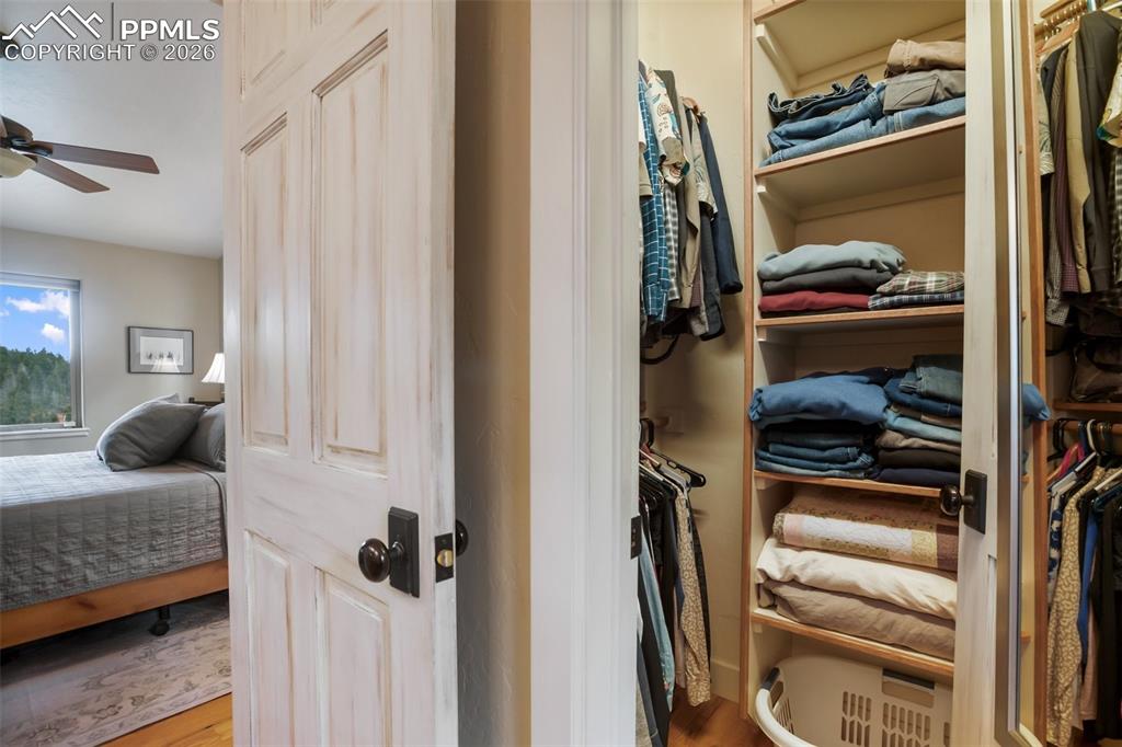 Image 23 of 50: Closet