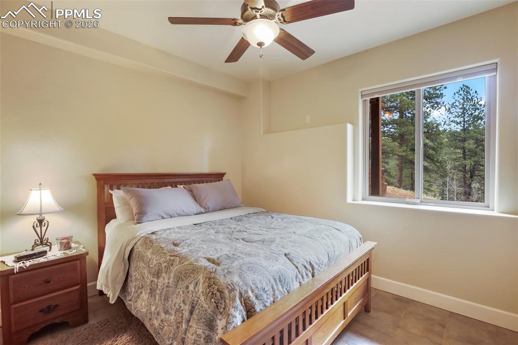 Image 26 of 50: Bedroom