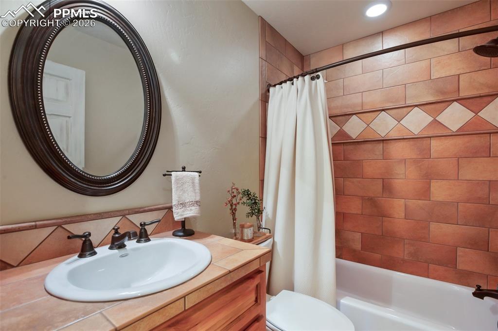 Image 29 of 50: Bathroom