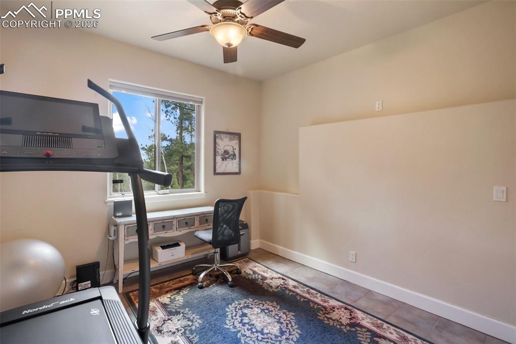 Image 32 of 50: Office