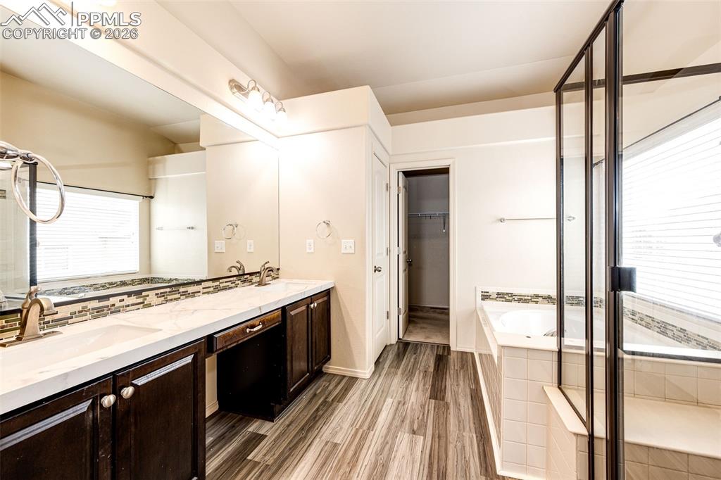 Image 21 of 39: Owners Bathroom