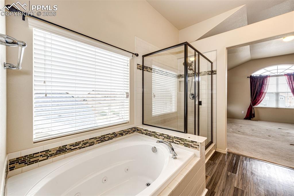 Image 23 of 39: Owners Bathroom