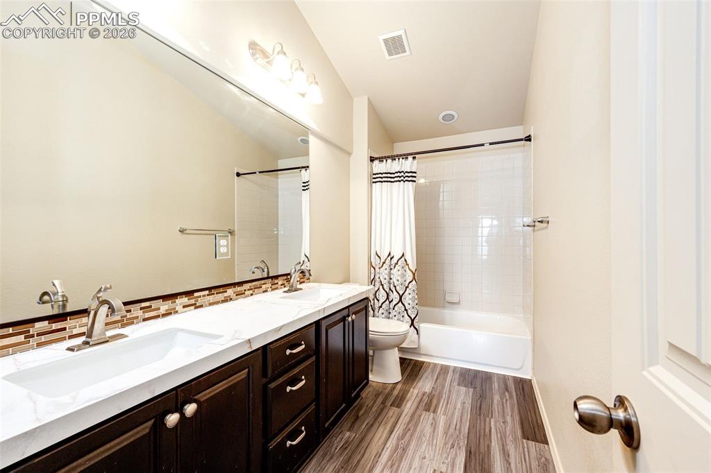 Image 25 of 39: 1st floor