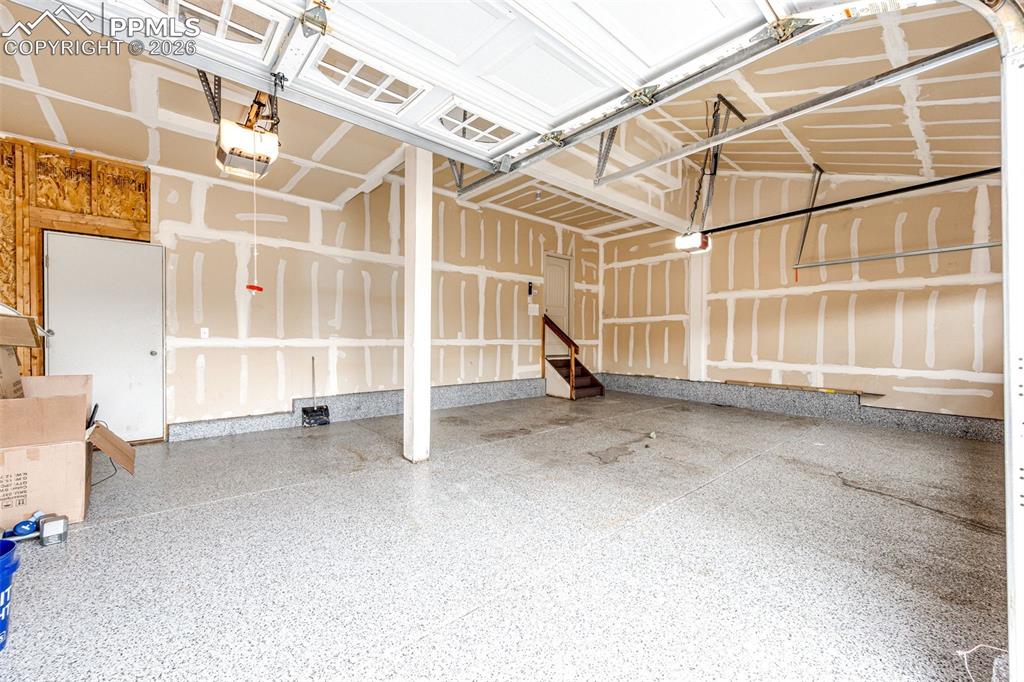 Image 35 of 39: Garage