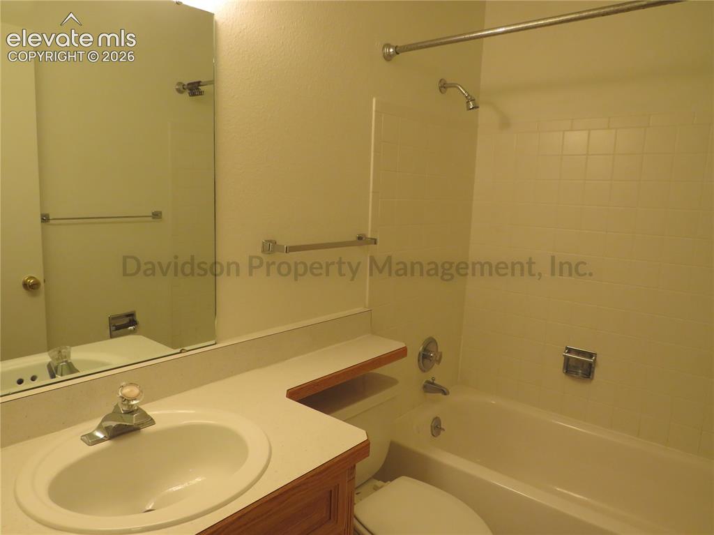 Image 10 of 16: Bathroom
