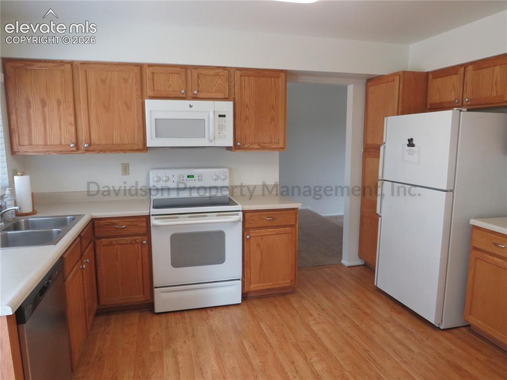 Image 5 of 16: Kitchen