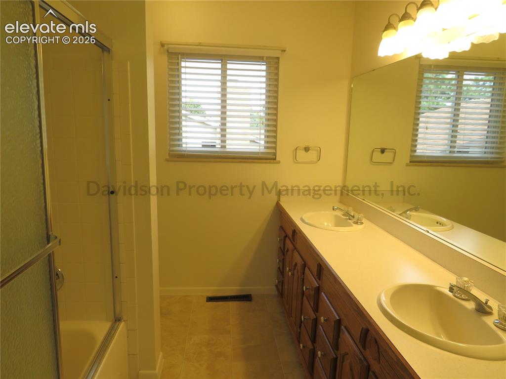 Image 8 of 16: Bathroom