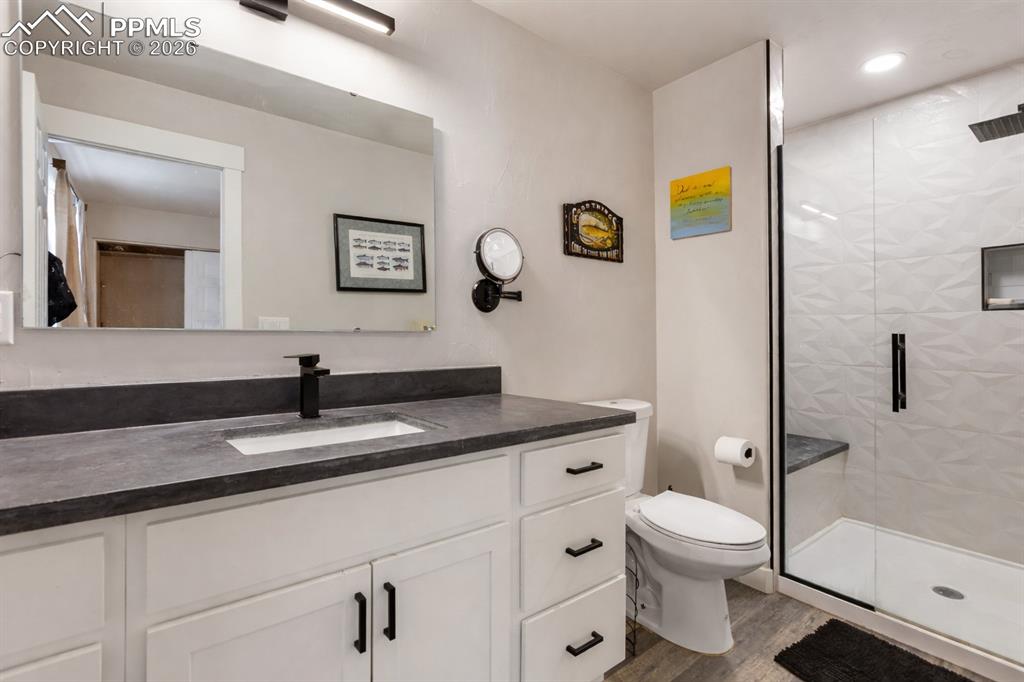 Image 23 of 38: Bathroom