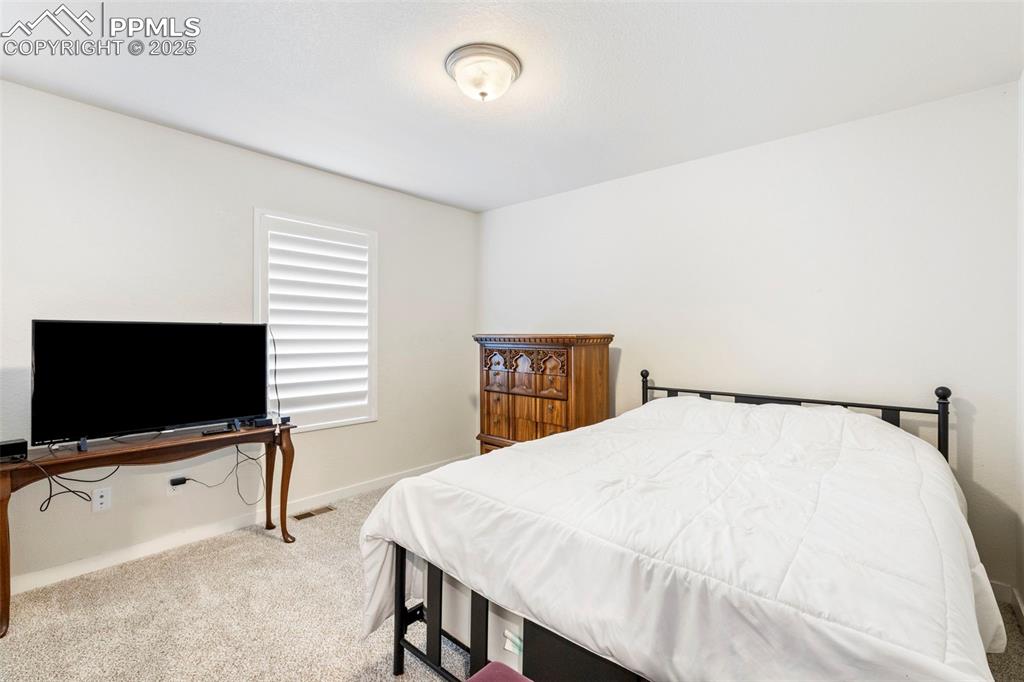 Image 16 of 36: Bedroom