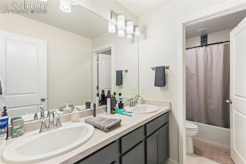 Image 22 of 36: Bathroom