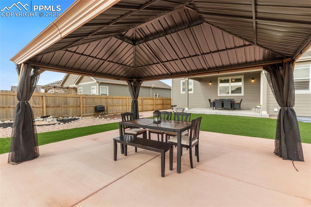 Image 33 of 36: Patio