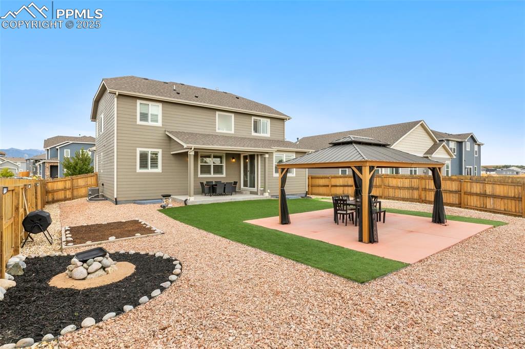 Image 34 of 36: Back of Structure