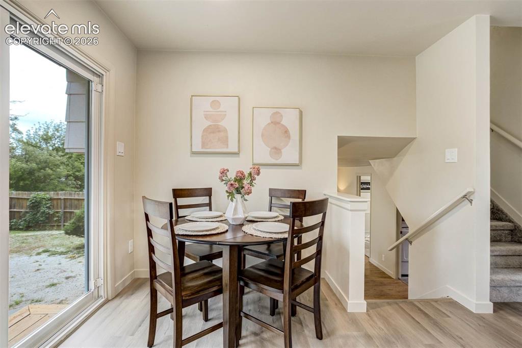 Image 10 of 50: Dining Area