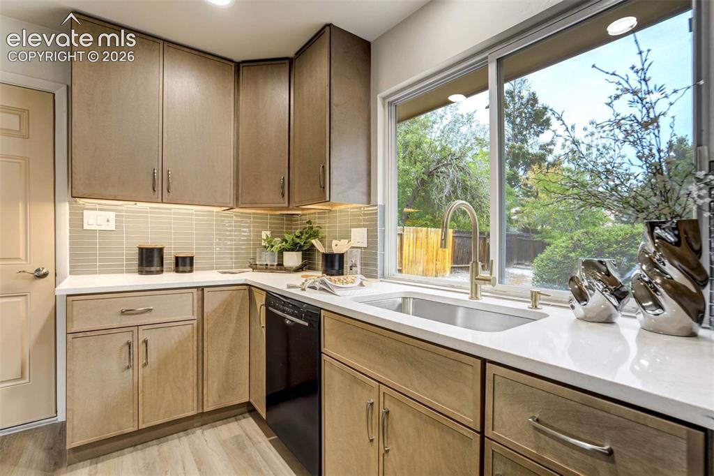 Image 11 of 50: Kitchen