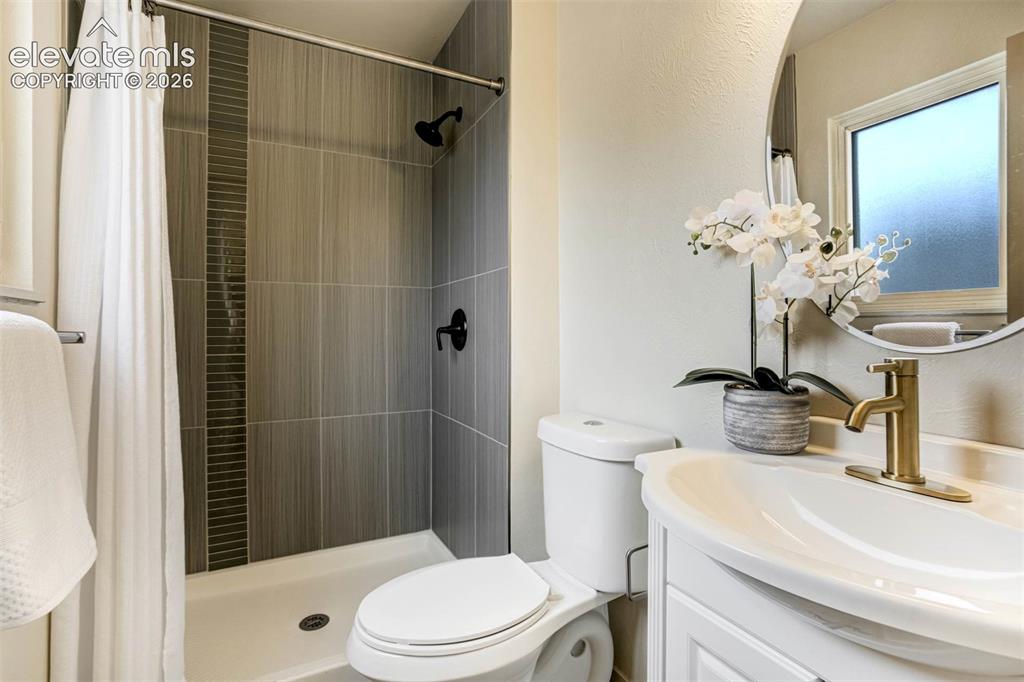 Image 18 of 50: Bathroom