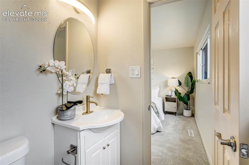 Image 19 of 50: Bathroom