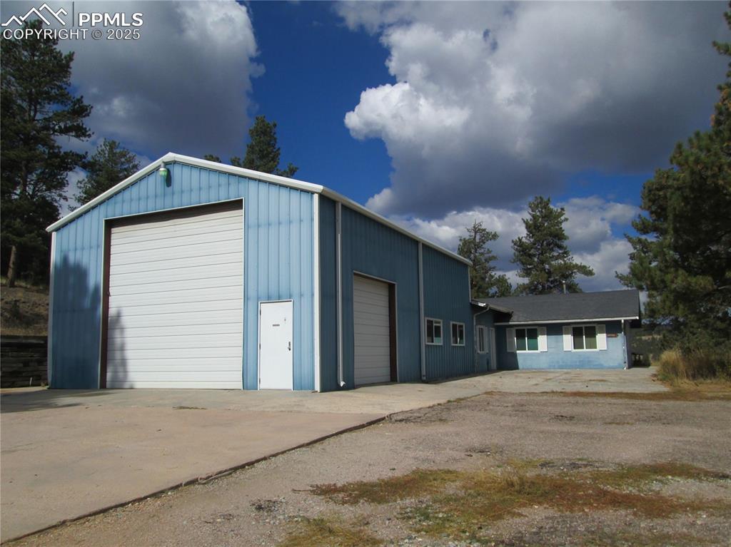 Image 2 of 18: Garage