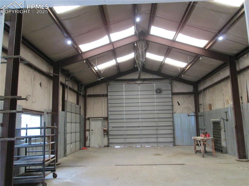 Image 4 of 18: Garage