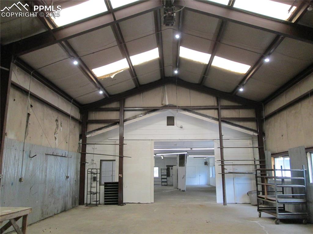 Image 5 of 18: Garage