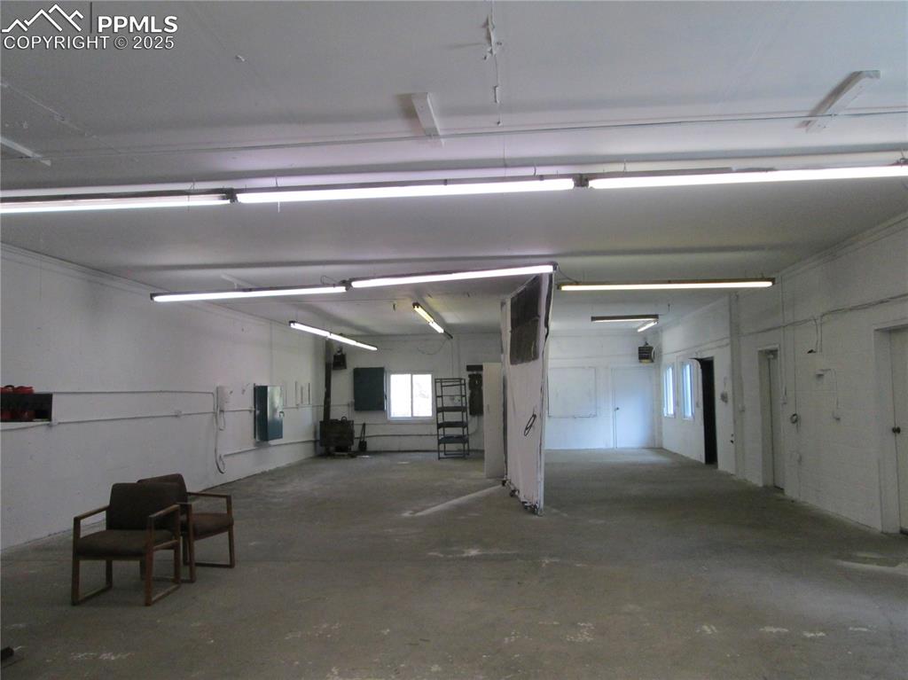 Image 6 of 18: Garage