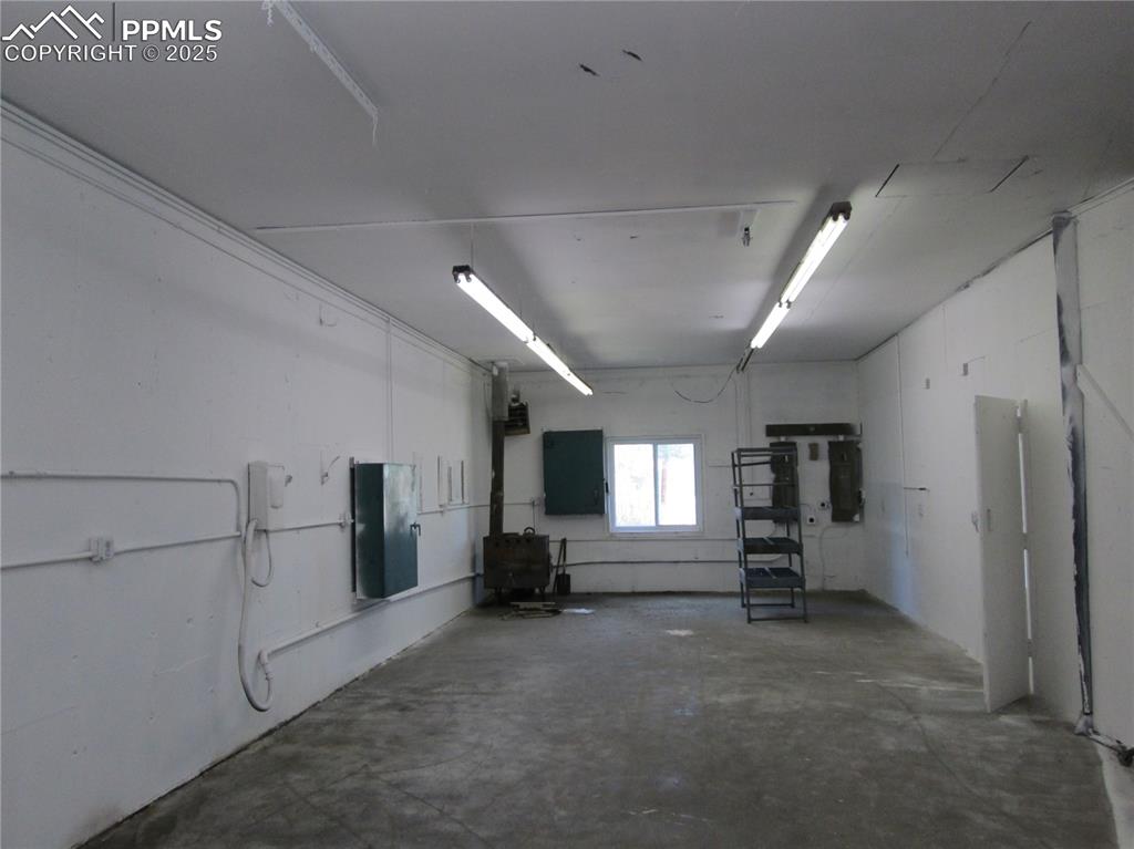 Image 7 of 18: Garage