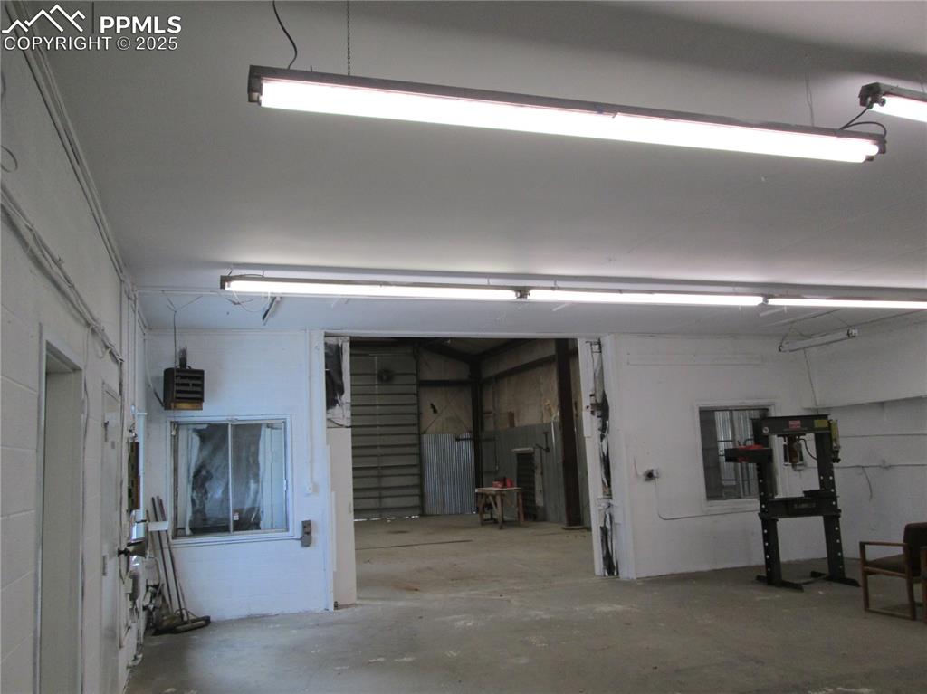 Image 9 of 18: Garage