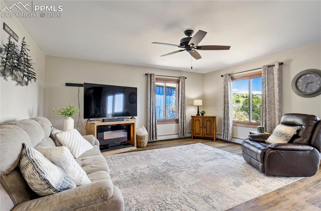 Image 10 of 50: Bright and cheery family room
